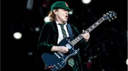 Angus Young, de AC DC tocando guitarra