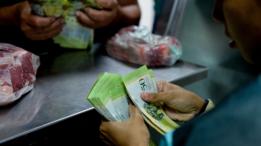 Venezolano comprando carne.