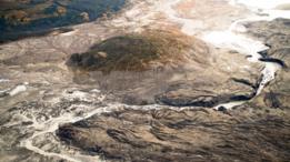 Cauce creado por el agua de deshielo del glaciar Kaskawulsh
