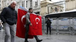 مواطنون يحملون العلم التركي امام القنصلية الهولندية في اسطنبول