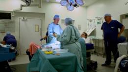 Pritchard en la sala de operaciones rodeado por médicos