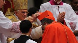 Ceremonia de nombramiento de Raymond Burke como cardenal por el Papa Benedicto XVI, en 2010.