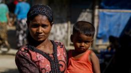 Mujer de la minoría rohingya con su bebé en brazos