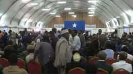 النواب الصوماليون في قاعة الاقتراع