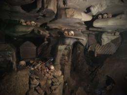 Cueva con cráneos y otros restos