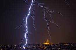 Finalmente, esta impresionante imagen de rayos golpeando Estambul, Turquía, durante una tormenta eléctrica.