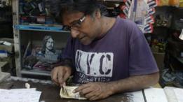 Comerciante contando billetes