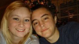 La pareja en una celebración de Navidad