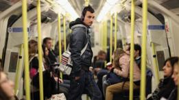 Un vagón del metro lleno de gente