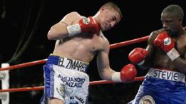 Alejandro González, peleando contra Steve Johnston