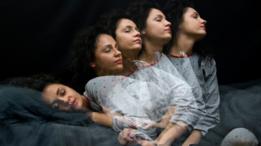 Una imagen de una mujer que se repite, como si se estuviera levantando