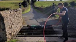 Miembros de B4rn tendiendo un cable de fibra óptica.