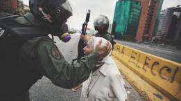 Sor Esperanza frente a soldados de la Guardia Nacional Bolivariana