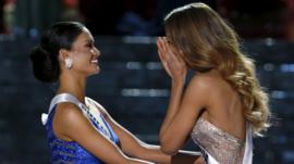 Miss Philippines Pia Alonzo Wurtzbach (L) congratulates Miss Colombia Ariadna Gutierrez