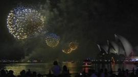 London&#039;s new year fireworks set to music - BBC News