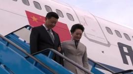 Chinese president and wife disembark from plane