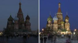 Yhdistelmä Kuvassa Pyhän Vasilin katedraali ennen (R) ja aikana Earth Hour Moskovassa 29 maaliskuu 2014