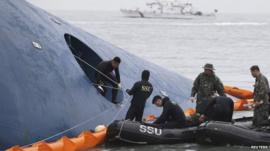 Members of South Korean Ship Salvage Unit (SSU) search for passengers who were on the South Korea ferry Sewol which sank in the sea off Jindo