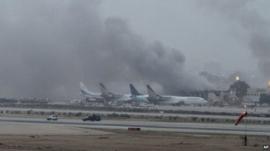 Smoke billows from Karachi airport (9 June 2014)