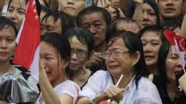 Emotional crowds wait to see the funeral procession in Singapore (29 March 2015)