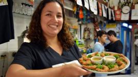 A waitress at Bode Cheiroso