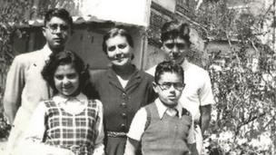 María Moliner y sus cuatro hijos.