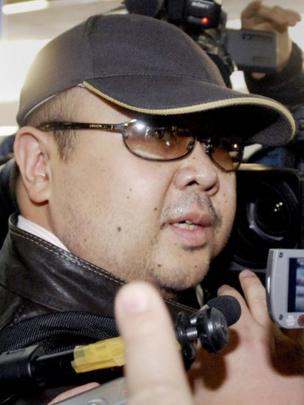 Người được cho là ông Kim Jong-nam tại sân bay ở Bắc Kinh ngày 11 tháng Hai năm 2007