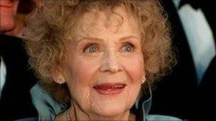 Titanic actress Gloria Stuart dies at 100 - BBC News