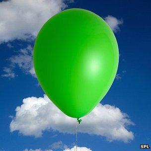 [Bild: _60268411_c0068890-green_balloon_and_cli...ge-spl.jpg]