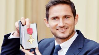 27-10-2015 of Frank Lampard holds his Officer of Order of the British Empire (OBE) medal, after it was presented to him by the Duke of Cambridge, at an Investiture ceremony at Buckingham Palace in central London.