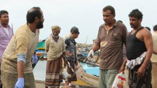 Yemeni police gather round bodies of Somali refugees (17/03/17)