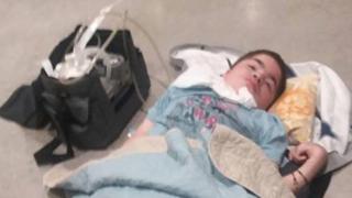 Nahuel Matías Santucho acostado en el suelo del aeropuerto de Heathrow, en Londres.