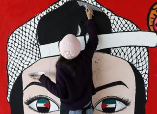 epa05651101 A Tunisian artist paints a pillar in Tunis, Tunisia, 28 November 2016. The International Conference in support of economic, social and sustainable development in Tunisia, TUNISIA 2020, is held on 29 and 30 November. EPA/MOHAMED MESSARA