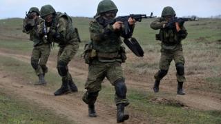 Russian troops take part in a military drill on Sernovodsky polygon close to the Chechnya border (19 March 2015)