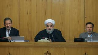 Iranian President Hassan Rouhani (in the middle) in a Cabinet meeting