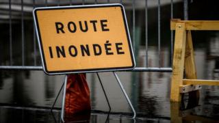 Road sign saying 'road flooded' in French