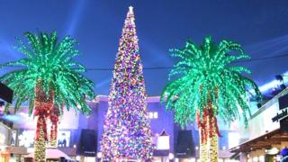 You always expect something pretty dramatic in California and this year is no different! Not only has this mall got a huge 100-foot-tall Christmas tree but also two stylish palm tress lit up - the three are also treated to fake snowfall and a musical light show.