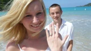 Katie y Dalton en un paseo en la playa