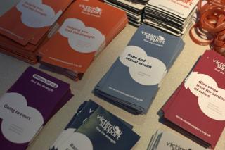 Folletos de apoyo a víctimas de violación de la organización Victim Support.