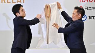 designer Tokujin Yoshioka (L) and Torch Relay Ambassador Tadahiro Nomura unveil the Tokyo 2020 Olympic Games torch