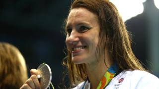 Jazz Carlin with silver medal