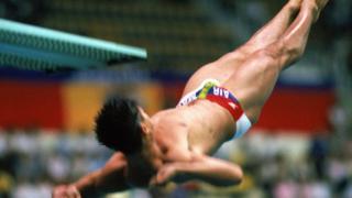 Greg Louganis hits his head in the 1988 Seoul Olympics