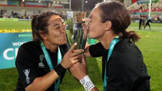 New Zealand women's rugby team kissing trophy