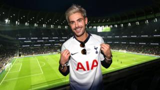 Zac Efron in Spurs shirt