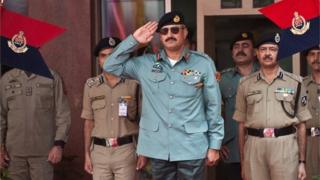 Rizwan Akhtar (C) salutes during a guard of honor prior to a meeting at India's Border Security Force (BSF) headquarters in New Delhi on July 2, 2012.