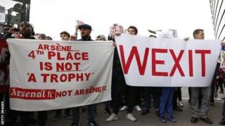 Wasu magoya bayan Arsenal na adawa da ci gaba da zaman Wenger a kungiyar