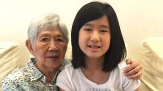Emma Yang con su abuela, quien padece Alzheimer.
