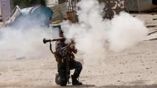 Iraqi federal police officer fires a rocket-propelled grenade during a battle in the Jada district of Mosul (29 March 2017)