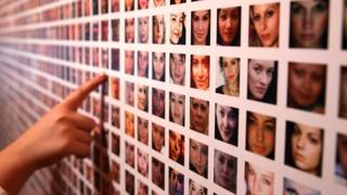 Una pared con fotos de candidatos a empleo