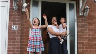 girl-family-clap-carers.